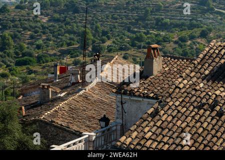 Tetti piastrellati in terracotta mediterranea in una luminosa giornata di sole, villaggio di Almudaina, Alicante, Costa Blanca, Spagna - foto stock Foto Stock