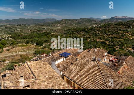 Tetti piastrellati in terracotta mediterranea in una luminosa giornata di sole, villaggio di Almudaina, Alicante, Costa Blanca, Spagna - foto stock Foto Stock