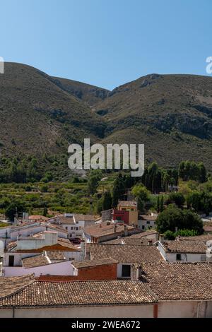 Tetti piastrellati in terracotta mediterranea in una luminosa giornata di sole, villaggio di Almudaina, Alicante, Costa Blanca, Spagna - foto stock Foto Stock