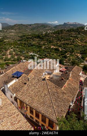 Tetti piastrellati in terracotta mediterranea in una luminosa giornata di sole, villaggio di Almudaina, Alicante, Costa Blanca, Spagna - foto stock Foto Stock