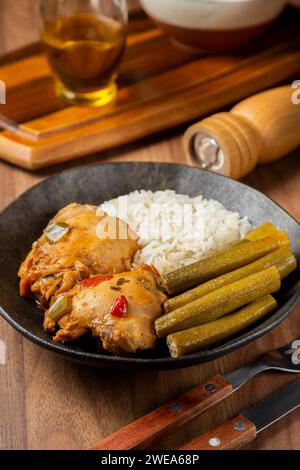 Pollo con okra e riso. Tipico piatto brasiliano Foto stock - Alamy