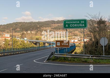 Un Ponte Ulla, Spagna. Segnaletica stradale indicante le indicazioni per la Provincia di A Coruna e il fiume Ulla Foto Stock