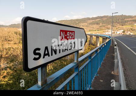 Un Ponte Ulla, Spagna. Indicazioni stradali per Santiago de Compostela e chilometri rimanenti Foto Stock