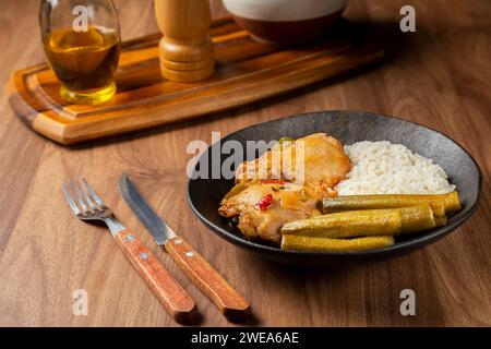 Pollo con okra e riso. Tipico piatto brasiliano. Foto Stock