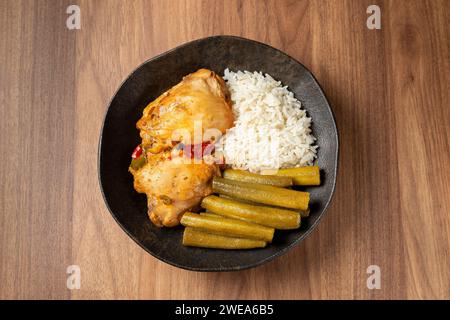 Pollo con okra e riso. Tipico piatto brasiliano. Foto Stock