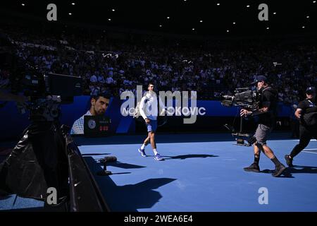 Novak Djokovic, serbo, entra in campo durante il torneo di tennis del grande Slam Australian Open 2024 il 22 gennaio 2024 al Melbourne Park di Melbourne, Australia. Foto Victor Joly / DPPI Foto Stock