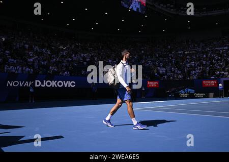 Novak Djokovic, serbo, entra in campo durante il torneo di tennis del grande Slam Australian Open 2024 il 22 gennaio 2024 al Melbourne Park di Melbourne, Australia. Foto Victor Joly / DPPI Foto Stock