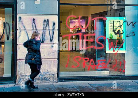 Glasgow, Scozia, Regno Unito. 24 gennaio 2024. I graffiti del genocidio di Barclay come slogan anti israele sono dipinti sulla fascia delle banche in argyle Street nel centro della città. Credit Gerard Ferry/Alamy Live News Foto Stock