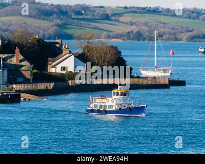 Cremyll traghetto Tamar Belle lasciando Cremyll, Cornovaglia, attraverso le maree Hamoaze del Tamar fino a Plymouth, Devon Foto Stock