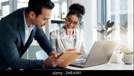 Persone che lavorano in ufficio per la discussione, i laptop e gli uomini d'affari che fanno ricerche per un progetto di collaborazione. Tecnologia, lavoro di squadra e avvocati professionisti che lavorano Foto Stock