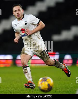 Nathan Holland di Milton Keynes Dons durante la partita della Sky Bet League Two allo stadio MK, Milton Keynes. Data immagine: Martedì 23 gennaio 2024. Foto Stock