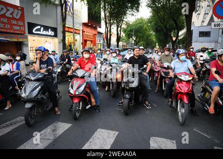 24 gennaio 2024, Vietnam, ho-chi-Minh-Stadt (saigon): Numerosi scooter sono in viaggio nella città di ho chi Minh. Nella maggior parte delle grandi città del sud-est asiatico, le strade principali sono spesso ostruite da veicoli e gli scooter sono l'unico modo per attraversarlo. Tuttavia, per ragioni ambientali, il Vietnam vuole alleviare le strade cronicamente congestionate entro la fine del decennio e ridurre drasticamente il numero di motociclette e scooter nelle aree metropolitane del paese. Foto: Bernd von Jutrczenka/dpa Foto Stock