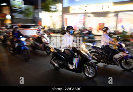 24 gennaio 2024, Vietnam, ho-chi-Minh-Stadt (saigon): Numerosi scooter sono in viaggio nella città di ho chi Minh. Nella maggior parte delle grandi città del sud-est asiatico, le strade principali sono spesso ostruite da veicoli e gli scooter sono l'unico modo per attraversarlo. Tuttavia, per ragioni ambientali, il Vietnam vuole alleviare le strade cronicamente congestionate entro la fine del decennio e ridurre drasticamente il numero di motociclette e scooter nelle aree metropolitane del paese. Foto: Bernd von Jutrczenka/dpa Foto Stock