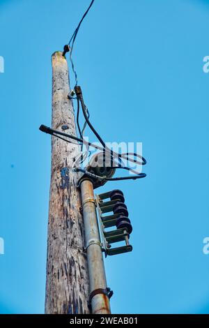 Palo e linee elettriche obsolete contro Blue Sky, Ohio Foto Stock