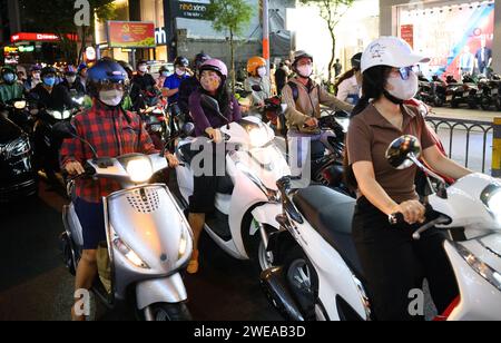 24 gennaio 2024, Vietnam, ho-chi-Minh-Stadt (saigon): Numerosi scooter sono in viaggio nella città di ho chi Minh. Nella maggior parte delle grandi città del sud-est asiatico, le strade principali sono spesso ostruite da veicoli e gli scooter sono l'unico modo per attraversarlo. Tuttavia, per ragioni ambientali, il Vietnam vuole alleviare le strade cronicamente congestionate entro la fine del decennio e ridurre drasticamente il numero di motociclette e scooter nelle aree metropolitane del paese. Foto: Bernd von Jutrczenka/dpa Foto Stock
