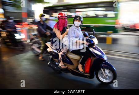 24 gennaio 2024, Vietnam, ho-chi-Minh-Stadt (saigon): Numerosi scooter sono in viaggio nella città di ho chi Minh. Nella maggior parte delle grandi città del sud-est asiatico, le strade principali sono spesso ostruite da veicoli e gli scooter sono l'unico modo per attraversarlo. Tuttavia, per ragioni ambientali, il Vietnam vuole alleviare le strade cronicamente congestionate entro la fine del decennio e ridurre drasticamente il numero di motociclette e scooter nelle aree metropolitane del paese. Foto: Bernd von Jutrczenka/dpa Foto Stock