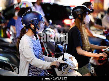 24 gennaio 2024, Vietnam, ho-chi-Minh-Stadt (saigon): Numerosi scooter sono in viaggio nella città di ho chi Minh. Nella maggior parte delle grandi città del sud-est asiatico, le strade principali sono spesso ostruite da veicoli e gli scooter sono l'unico modo per attraversarlo. Tuttavia, per ragioni ambientali, il Vietnam vuole alleviare le strade cronicamente congestionate entro la fine del decennio e ridurre drasticamente il numero di motociclette e scooter nelle aree metropolitane del paese. Foto: Bernd von Jutrczenka/dpa Foto Stock