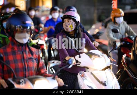 24 gennaio 2024, Vietnam, ho-chi-Minh-Stadt (saigon): Numerosi scooter sono in viaggio nella città di ho chi Minh. Nella maggior parte delle grandi città del sud-est asiatico, le strade principali sono spesso ostruite da veicoli e gli scooter sono l'unico modo per attraversarlo. Tuttavia, per ragioni ambientali, il Vietnam vuole alleviare le strade cronicamente congestionate entro la fine del decennio e ridurre drasticamente il numero di motociclette e scooter nelle aree metropolitane del paese. Foto: Bernd von Jutrczenka/dpa Foto Stock