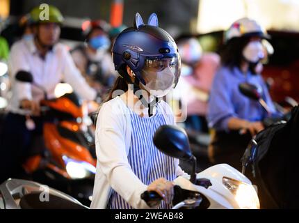 24 gennaio 2024, Vietnam, ho-chi-Minh-Stadt (saigon): Numerosi scooter sono in viaggio nella città di ho chi Minh. Nella maggior parte delle grandi città del sud-est asiatico, le strade principali sono spesso ostruite da veicoli e gli scooter sono l'unico modo per attraversarlo. Tuttavia, per ragioni ambientali, il Vietnam vuole alleviare le strade cronicamente congestionate entro la fine del decennio e ridurre drasticamente il numero di motociclette e scooter nelle aree metropolitane del paese. Foto: Bernd von Jutrczenka/dpa Foto Stock