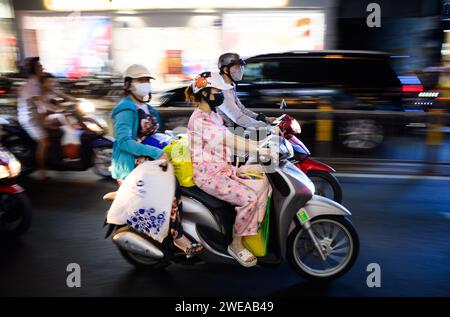 24 gennaio 2024, Vietnam, ho-chi-Minh-Stadt (saigon): Numerosi scooter sono in viaggio nella città di ho chi Minh. Nella maggior parte delle grandi città del sud-est asiatico, le strade principali sono spesso ostruite da veicoli e gli scooter sono l'unico modo per attraversarlo. Tuttavia, per ragioni ambientali, il Vietnam vuole alleviare le strade cronicamente congestionate entro la fine del decennio e ridurre drasticamente il numero di motociclette e scooter nelle aree metropolitane del paese. Foto: Bernd von Jutrczenka/dpa Foto Stock