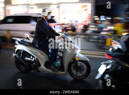 24 gennaio 2024, Vietnam, ho-chi-Minh-Stadt (saigon): Numerosi scooter sono in viaggio nella città di ho chi Minh. Nella maggior parte delle grandi città del sud-est asiatico, le strade principali sono spesso ostruite da veicoli e gli scooter sono l'unico modo per attraversarlo. Tuttavia, per ragioni ambientali, il Vietnam vuole alleviare le strade cronicamente congestionate entro la fine del decennio e ridurre drasticamente il numero di motociclette e scooter nelle aree metropolitane del paese. Foto: Bernd von Jutrczenka/dpa Foto Stock