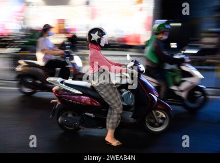 24 gennaio 2024, Vietnam, ho-chi-Minh-Stadt (saigon): Numerosi scooter sono in viaggio nella città di ho chi Minh. Nella maggior parte delle grandi città del sud-est asiatico, le strade principali sono spesso ostruite da veicoli e gli scooter sono l'unico modo per attraversarlo. Tuttavia, per ragioni ambientali, il Vietnam vuole alleviare le strade cronicamente congestionate entro la fine del decennio e ridurre drasticamente il numero di motociclette e scooter nelle aree metropolitane del paese. Foto: Bernd von Jutrczenka/dpa Foto Stock