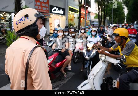 24 gennaio 2024, Vietnam, ho-chi-Minh-Stadt (saigon): Numerosi scooter sono in viaggio nella città di ho chi Minh. Nella maggior parte delle grandi città del sud-est asiatico, le strade principali sono spesso ostruite da veicoli e gli scooter sono l'unico modo per attraversarlo. Tuttavia, per ragioni ambientali, il Vietnam vuole alleviare le strade cronicamente congestionate entro la fine del decennio e ridurre drasticamente il numero di motociclette e scooter nelle aree metropolitane del paese. Foto: Bernd von Jutrczenka/dpa Foto Stock