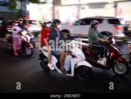 24 gennaio 2024, Vietnam, ho-chi-Minh-Stadt (saigon): Numerosi scooter sono in viaggio nella città di ho chi Minh. Nella maggior parte delle grandi città del sud-est asiatico, le strade principali sono spesso ostruite da veicoli e gli scooter sono l'unico modo per attraversarlo. Tuttavia, per ragioni ambientali, il Vietnam vuole alleviare le strade cronicamente congestionate entro la fine del decennio e ridurre drasticamente il numero di motociclette e scooter nelle aree metropolitane del paese. Foto: Bernd von Jutrczenka/dpa Foto Stock