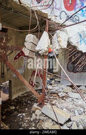 Graffiti su elevatore cereali abbandonato, scena di decadimento urbano con vista ad angolo basso Foto Stock