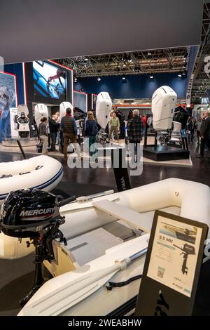 Kleine Motorboote, Schlauchboote, Bootsantriebe, Außenborder, auf der BOOT 2024, größte Yacht- und Wassersportmesse der Welt a Düsseldorf, NRW, Deutschland BOOT Messe *** motoscafi, gommoni, unità di imbarcazioni, motori fuoribordo, al BAGAGLIAIO 2024, la più grande fiera al mondo di yacht e sport acquatici a Düsseldorf, NRW, Germania BOOT Messe Foto Stock