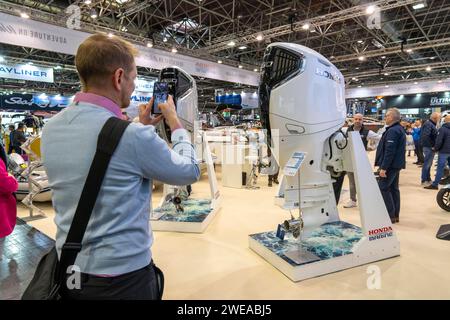 Kleine Motorboote, Schlauchboote, Bootsantriebe, Außenborder, auf der BOOT 2024, größte Yacht- und Wassersportmesse der Welt a Düsseldorf, NRW, Deutschland BOOT Messe *** motoscafi, gommoni, unità di imbarcazioni, motori fuoribordo, al BAGAGLIAIO 2024, la più grande fiera al mondo di yacht e sport acquatici a Düsseldorf, NRW, Germania BOOT Messe Foto Stock