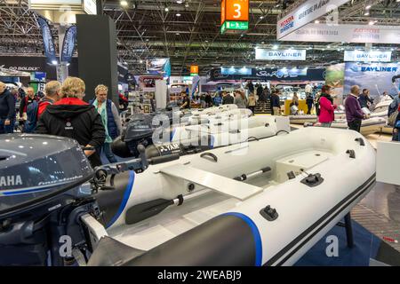 Kleine Motorboote, Schlauchboote, Bootsantriebe, Außenborder, auf der BOOT 2024, größte Yacht- und Wassersportmesse der Welt a Düsseldorf, NRW, Deutschland BOOT Messe *** motoscafi, gommoni, unità di imbarcazioni, motori fuoribordo, al BAGAGLIAIO 2024, la più grande fiera al mondo di yacht e sport acquatici a Düsseldorf, NRW, Germania BOOT Messe Foto Stock