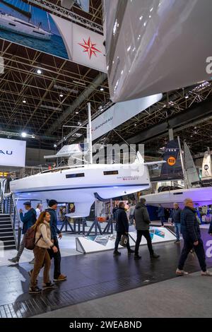 Segelyachten, Luxusyachten, in der Halle 16 der BOOT 2024, größte Yacht- und Wassersportmesse der Welt a Düsseldorf, NRW, Deutschland BOOT Messe *** Sailing Yachts, Luxury Yachts, nel padiglione 16 di BOOT 2024, la più grande fiera al mondo di yacht e sport acquatici a Düsseldorf, NRW, Germany BOOT Trade Fair Foto Stock