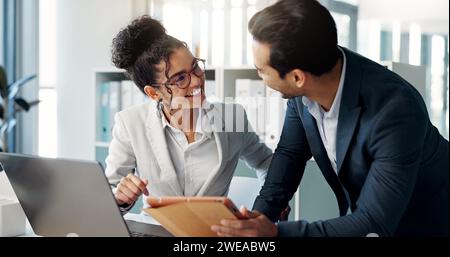 Persone che lavorano in ufficio per la discussione, i laptop e gli uomini d'affari che fanno ricerche per un progetto di collaborazione. Tecnologia, lavoro di squadra e avvocati professionisti che lavorano Foto Stock