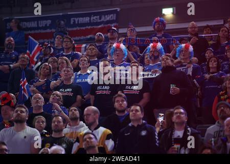 Colonia, Germania. 24 gennaio 2024. COLONIA, GERMANIA - 24 GENNAIO: I tifosi dell'Islanda durante il Main round maschile EHF Euro 2024 tra Austria e Islanda alla Lanxess Arena il 24 gennaio 2024 a Colonia, Germania. Foto: Sanjin Strukic/PIXSELL credito: Pixsell/Alamy Live News Foto Stock