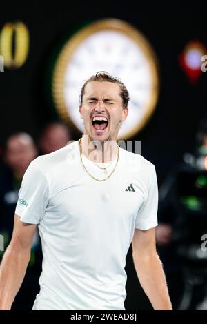 Melbourne, Australia. 24 gennaio 2024. Tennis: Grande Slam - Australian Open, singolare maschile, quarti di finale. Zverev (Germania) - Alcaraz (Spagna). Alexander Zverev festeggia. Crediti: Frank Molter/dpa/Alamy Live News Foto Stock