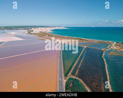 Tavolozza di Santa Pola: Un affascinante viaggio aereo attraverso i colori in continua evoluzione delle distese saline e dello splendore costiero Foto Stock