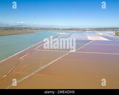 Tavolozza di Santa Pola: Un affascinante viaggio aereo attraverso i colori in continua evoluzione delle distese saline e dello splendore costiero Foto Stock