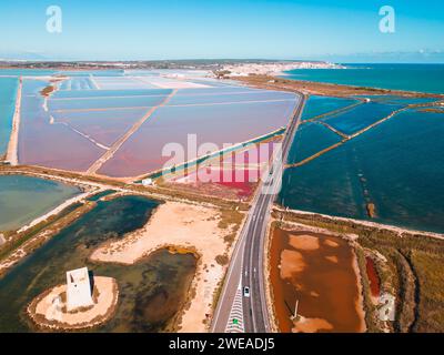 Tavolozza di Santa Pola: Un affascinante viaggio aereo attraverso i colori in continua evoluzione delle distese saline e dello splendore costiero Foto Stock