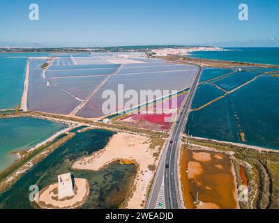 Tavolozza di Santa Pola: Un affascinante viaggio aereo attraverso i colori in continua evoluzione delle distese saline e dello splendore costiero Foto Stock