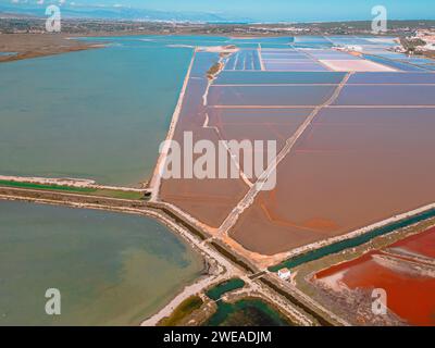 Tavolozza di Santa Pola: Un affascinante viaggio aereo attraverso i colori in continua evoluzione delle distese saline e dello splendore costiero Foto Stock