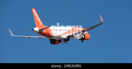 Tenerife, Spagna 21 gennaio 2024. Airbus A320-251N. EasyJet Airlines vola nel cielo blu Foto Stock