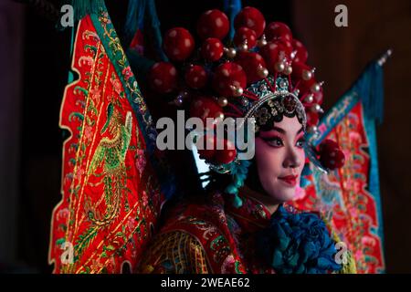 WUHAN, 24 gennaio 2024 (Xinhua) -- un'attrice della Hanju Opera si prepara ad andare sul palco a Wuhan, nella provincia di Hubei della Cina centrale, 23 gennaio 2024. Dal 2016, al fine di riservare talenti per le opere, l'Hubei Drama Art Theatre ha selezionato e reclutato più di 150 studenti di Chuju Opera, Hanju Opera e Huangmei Opera, e ha affidato l'Hubei College of the Arts per la formazione direzionale. Dopo sette anni di studio dell'opera e un anno di stage, questo gruppo di giovani attori operistici salì sul palco del gala di laurea con le loro migliori rappresentazioni. (Xinhua/Du Zixuan) Foto Stock