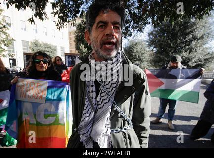 Napoli, Italia. 24 gennaio 2024. Napoli, l'ex rappresentante dell'OLP Omar Solimano, da lungo tempo residente della città, protesta in Piazza Municipio, chiedendo un cessate il fuoco. Si incatenò ad un albero in Piazza Municipio, di fronte a Palazzo San Giacomo, per chiedere al sindaco Gaetano Manfredi e al consiglio comunale di promuovere un documento di condanna del massacro dei palestinesi avvenuto a Gaza da parte dell'esercito e dell'aeronautica militare israeliana. “Resterò qui – ha dichiarato – fino a quando non mi incontreranno o mi convoceranno per un appuntamento”. Credito: Agenzia fotografica indipendente/Alamy Live News Foto Stock