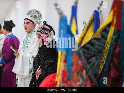 WUHAN, 24 gennaio 2024 (Xinhua) -- gli attori della Hanju Opera si preparano ad andare sul palco a Wuhan, nella provincia di Hubei, nella Cina centrale, 23 gennaio 2024. Dal 2016, al fine di riservare talenti per le opere, l'Hubei Drama Art Theatre ha selezionato e reclutato più di 150 studenti di Chuju Opera, Hanju Opera e Huangmei Opera, e ha affidato l'Hubei College of the Arts per la formazione direzionale. Dopo sette anni di studio dell'opera e un anno di stage, questo gruppo di giovani attori operistici salì sul palco del gala di laurea con le loro migliori rappresentazioni. (Xinhua/Du Zixuan) Foto Stock