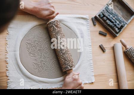 Decorare il bianco argilla con motivo, stampaggio mattonelle con ornamento Foto Stock