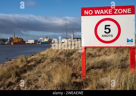 Segnale di avvertimento velocità in avvicinamento al porto di Montrose, Angus, Scozia, Regno Unito Foto Stock