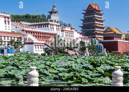 Jinzhou, Jiuhua Mountain, Liaoning, Linghai, Palazzo del piccolo Potala, Repubblica Popolare Cinese, ninfee Foto Stock