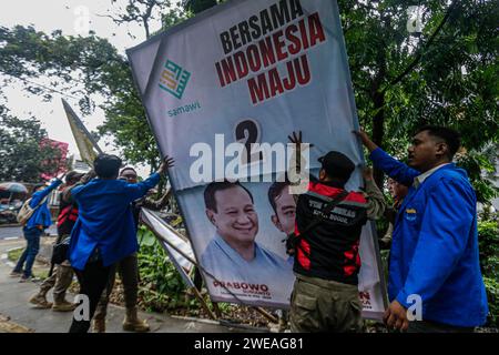 Bogor, Indonesia. 23 gennaio 2024. Gli ufficiali rimuovono la campagna dei media visivi per i partiti politici a Bogor City, Giava Occidentale il 23 gennaio 2024. Durante il periodo della campagna elettorale per le elezioni presidenziali e legislative in Indonesia, migliaia di media pubblicitari sono stati installati in diverse località che hanno violato le regole per l'installazione. (Foto di Andi M Ridwan/INA Photo Agency/Sipa USA) credito: SIPA USA/Alamy Live News Foto Stock