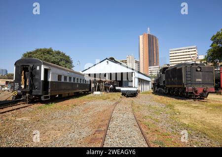 East African Railway, Bavuma Vulcan Foundry Locomotive, Nairobi Railway Museum, con Parliament Tower a Nairobi, Kenya, Africa Foto Stock